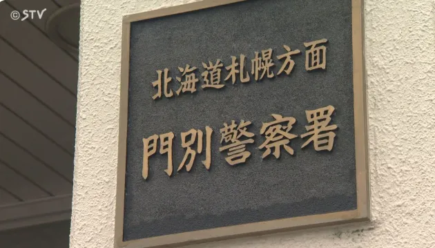 警方在餐飲店的牆壁內側發現女性的遺體。（圖／NNN）