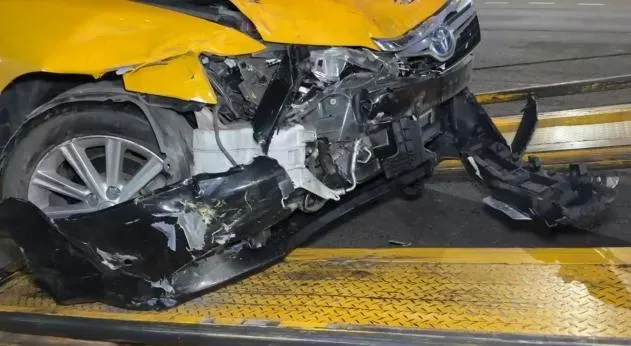計程車違規迴轉，導致後方另輛計程車剎車不及追撞。（圖／翻攝畫面）