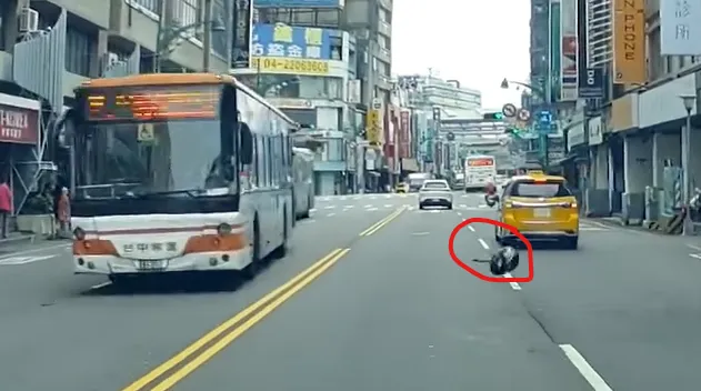 台中市區昨（28）日上午發生一起危險事件，一頂全罩式安全帽突然從騎樓滾出。（圖/joker_868h2授權提供，影片同）