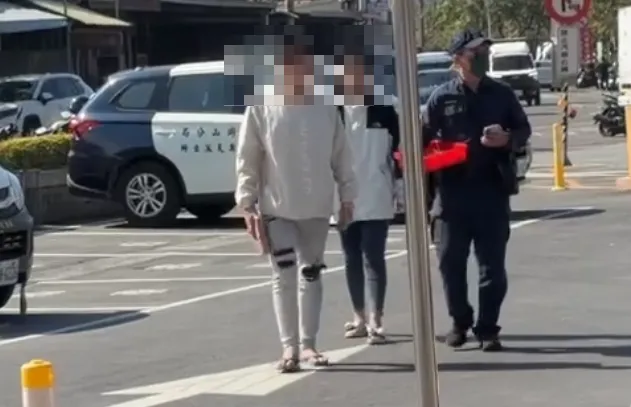女嬰母親向警方表示,昨天上午餵食女嬰後與丈夫外出,獨留女嬰於租屋處,直至下午返家時發現女嬰已無生命跡象。(圖/警方提供)