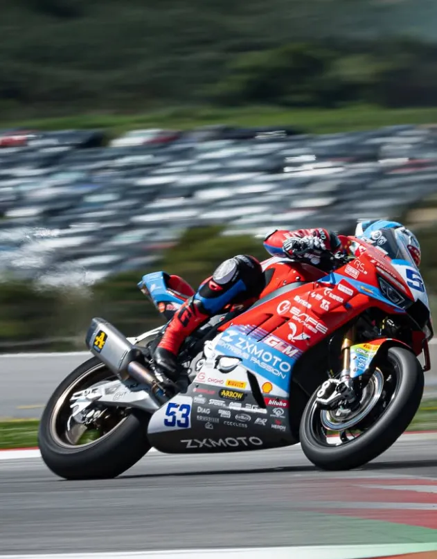 德比斯在WSBK比賽中駕駛張雪機車820RR-RS賽車。(圖/翻攝IG@zxmoto_official)