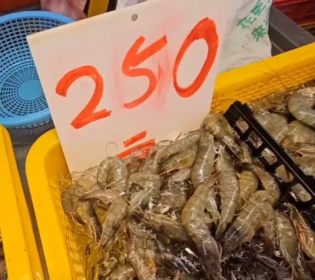 屏東潮州一帶的海鮮攤販表示，現在一般白蝦售價1斤也要250元左右，品質更好的草蝦自然更貴一點。（圖／中天新聞）