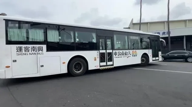 南市府公運處長吳俁之表示，可能口氣不好造成誤會，因乘客行車中走動曾發生跌倒意外，司機提醒乘客行車中請勿走動。（圖／中天新聞）