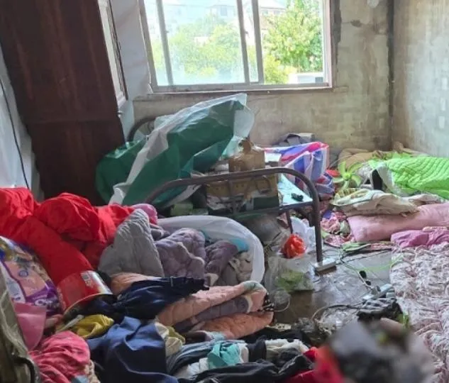 男童與母親住處髒亂不堪。（圖/翻攝新浪微博）