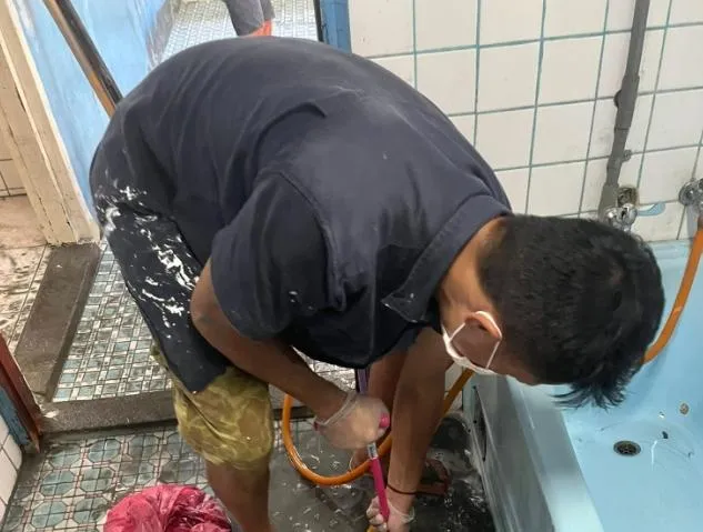 來自大陸新疆的旅客阿偉，原本規劃14天台灣旅遊行程，在抵達花蓮後，主動投入災後的清理工作。（圖／爆料公社）