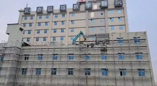 東港安泰醫院動力中心違建部分將被拆除。（圖／中天新聞）