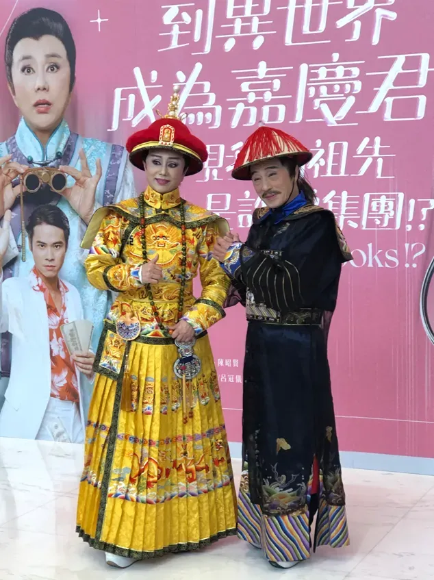 孫翠鳳（左）與哥哥孫榮輝（右）隔了逾20年再度同台演出。（圖／記者郭竹倩 攝）