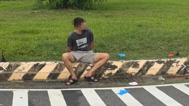 嘉義市警方今（9）日下午在博愛路口發現一輛疑似贓車，展開盤查時嫌犯駕車逃逸，警方隨即展開近10分鐘的追捕行動。（圖／翻攝畫面）