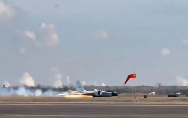 WB-57研究機以「機腹著陸」方式強行觸地。（圖／翻攝X「@Surajit_」）