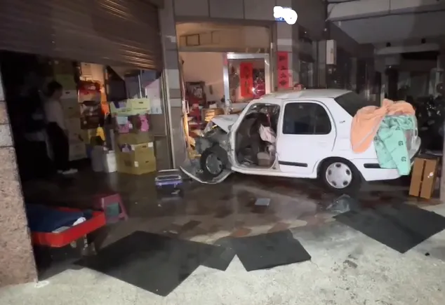 店家玻璃門遭國產車撞破。（圖／中天新聞）