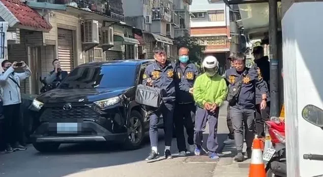 張嫌的罪行令人髮指，現場聚集了不少圍觀民眾，趙林婦兒子也趕到現場。（圖／中天新聞）