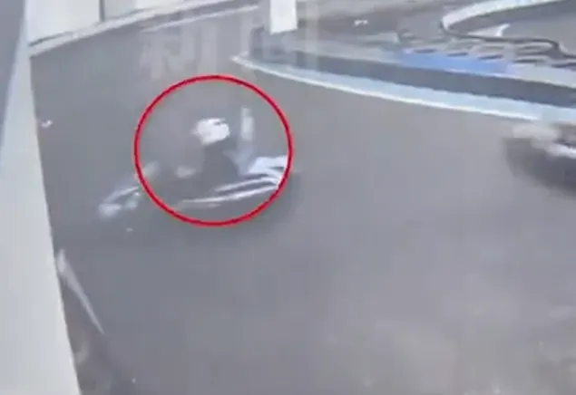 上海一名婁姓女大生體驗卡丁車時遭意外撞擊導致脊椎骨折。（圖／翻攝自微博）
