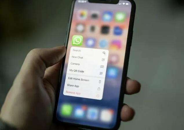WhatsApp Messenger的最新作業系統支援政策中，將停止支援部分iPhone機型。（示意圖／Unsplash）
