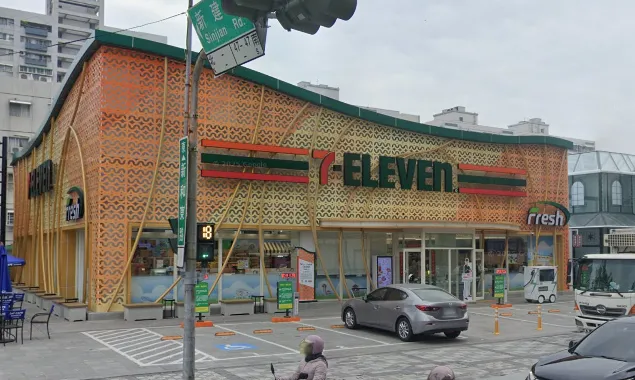 7-11台南首府門市設有超大冰櫃，販售各式生鮮、肉品。（圖／翻攝自google map）