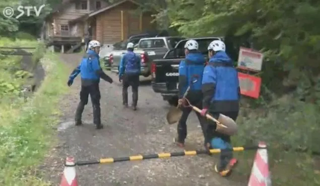 北海道棕熊襲擊登山客,將一名20多歲男子拖入樹叢。(圖/翻攝自X)