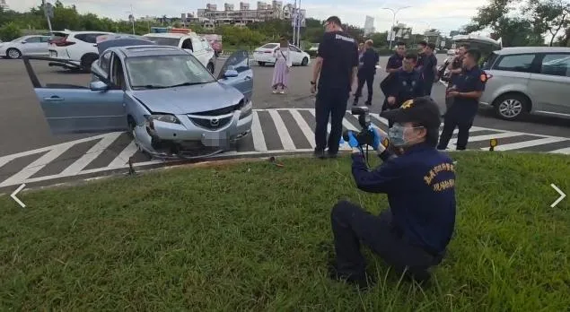 嘉義市警方今（9）日下午在博愛路口發現一輛疑似贓車，展開盤查時嫌犯駕車逃逸，警方隨即展開近10分鐘的追捕行動。（圖／翻攝畫面）