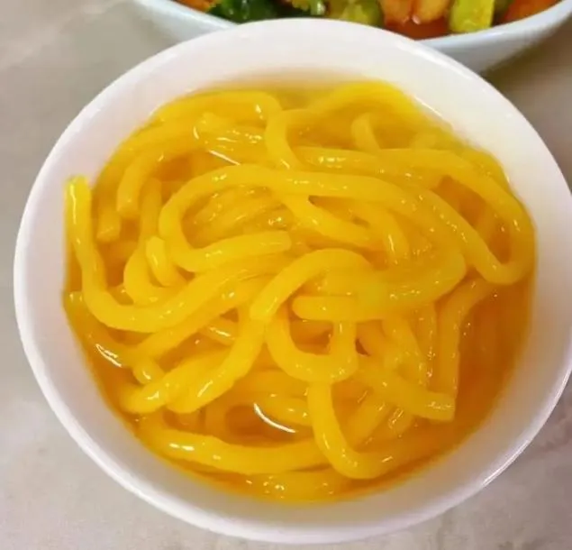 「酸湯子」為東北地區傳統發酵米麵食品,以玉米磨粉後自然發酵製成,過去曾多次發生食安事故。(圖/網路)