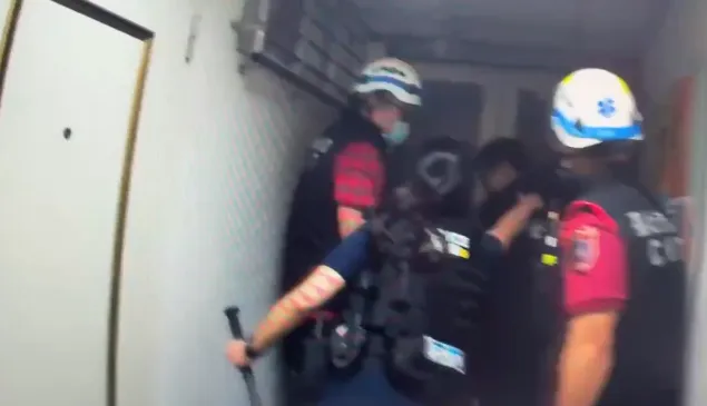 警消趕抵行政院對面現場，為免危害擴大合力破門進入。（圖／警方提供）
