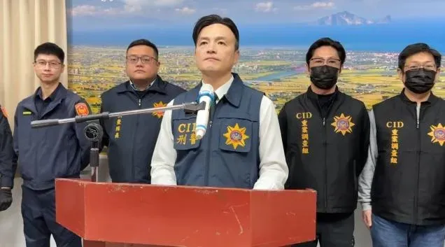 宜蘭警方在苗栗大湖山區的一處果園溝渠，逮到全身發抖的開槍簡嫌。（圖／翻攝畫面）