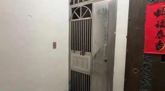 新北市瑞芳李姓女子死亡多年後未辦後事,李母與屍體相伴至今。(圖/中天新聞)
