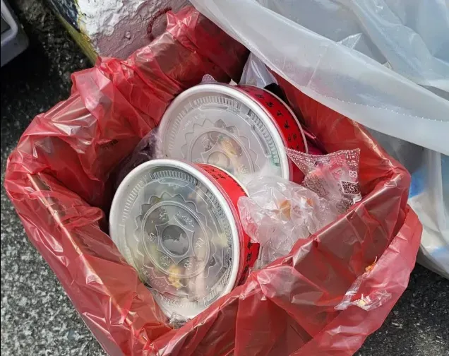 沒有被吃過的2個便當直接被丟棄在垃圾桶內。（圖／翻攝自臉書／匿名2公社）