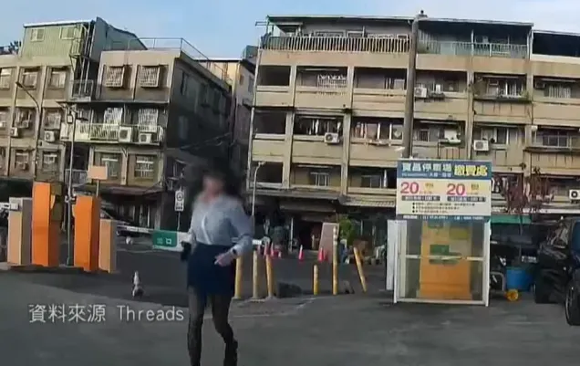 女業務繳停車費被公雞狂追嚇壞邊罵邊奔跑上車。（圖／來源Threads）