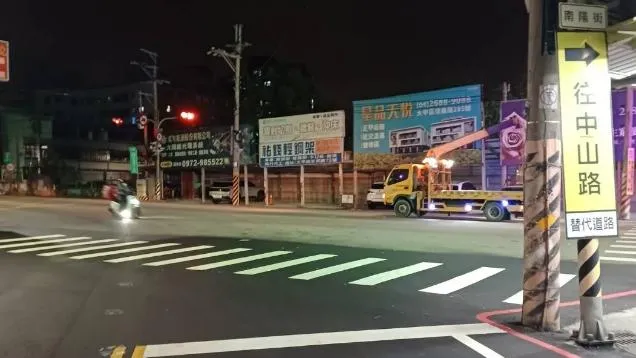 台中林男聖誕夜在大甲區駕車自撞加水站送醫不治。（圖／翻攝畫面）