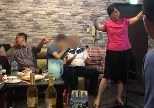 蔡晉財的母親黃美蘭,曾與北港分局副分局長何漢釗一起開心唱K。(圖/翻攝爆料公社)