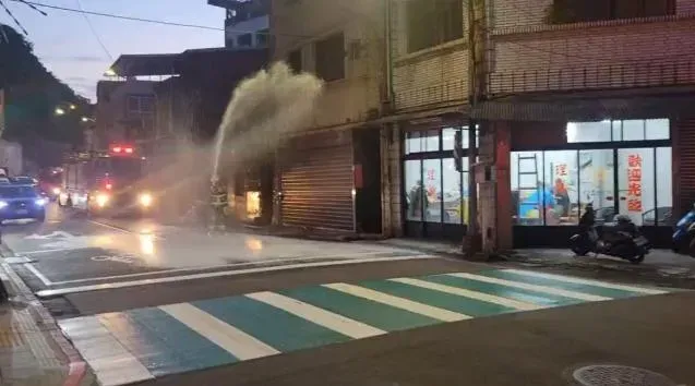 基隆市正豐街往祥豐街路段今(15)日發生電線走火事故。(圖/翻攝畫面)