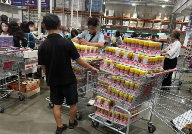 近日有網友在好市多內拍到2名客戶其他什麼商品都不買，就只拿了某種瓶裝商品，一口氣搬了足足2大車，讓他忍不住直呼：「這是什麼屌東西？」。（圖／翻攝Threads）