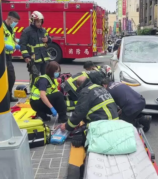 台中市太平區27日發生嚴重車禍，傷者仍在醫院被搶救。（圖／中天新聞）