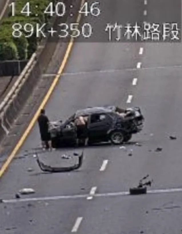 駕駛卡在車內動彈不得，同車友人站在「斷腿區」焦急欲救，自己也身陷險境。（圖／國道1968）
