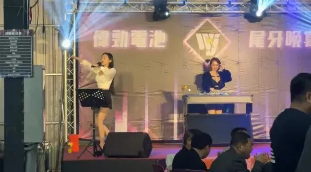 舞台上的主持人也在台上演唱，近日最火紅的歌曲「APT」，後面DJ也跟著扭腰擺臀。（圖／中天新聞）