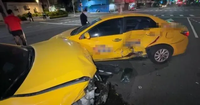 計程車違規迴轉，導致後方另輛計程車剎車不及追撞。（圖／翻攝畫面）