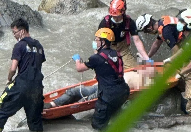 嘉義縣阿里山公路一輛白色廂型車不明原因翻落邊坡，男子被救起後已死亡。（圖／翻攝畫面）