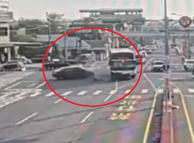 監視器拍到雙方相撞瞬間,轎車從畫面右方被撞的旋轉180度。(圖/翻攝畫面)