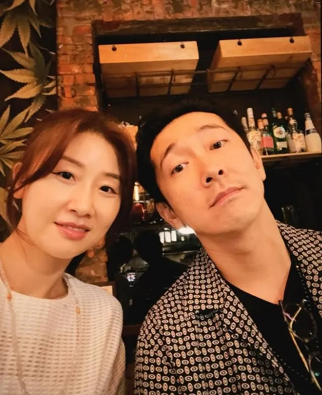 施名帥（右）與朱芷瑩（左）在2023年5月20日登記結婚，宣布將升格爸媽。（圖／翻攝IG ming_shuai）
