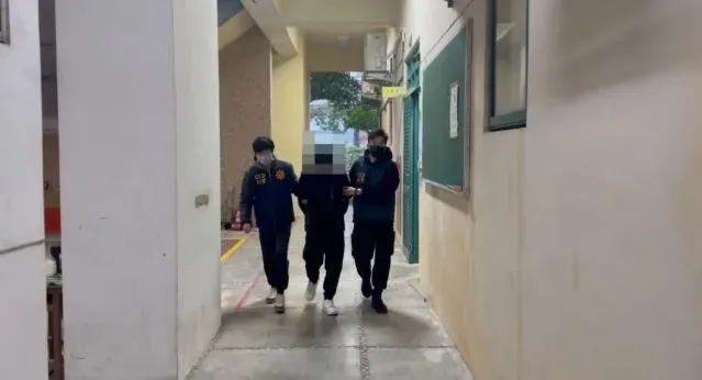 宜蘭警方在苗栗大湖山區的一處果園溝渠，逮到全身發抖的開槍簡嫌。（圖／翻攝畫面）