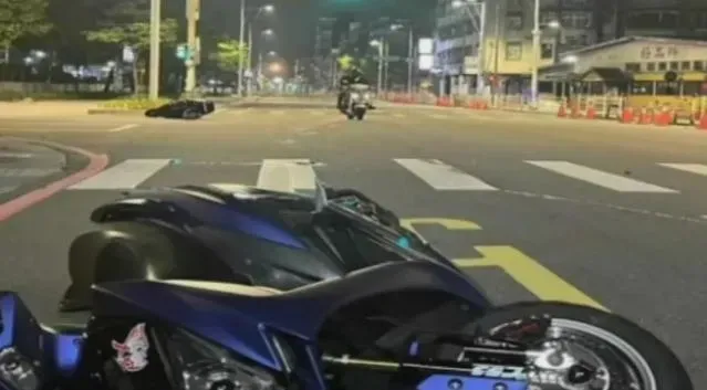 警方初步調查指出，事發當時已是凌晨時分，2名騎士均無酒駕情形。（圖／翻攝畫面）