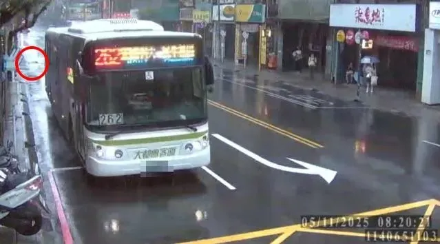 公車行駛過停靠區時發生路面坍塌，出現一個大坑洞 。（圖／翻攝畫面）