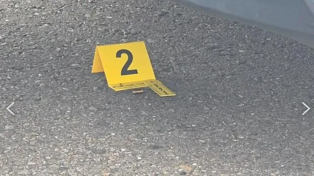 嘉義市警方今（9）日下午在博愛路口發現一輛疑似贓車，展開盤查時嫌犯駕車逃逸，警方隨即展開近10分鐘的追捕行動。（圖／翻攝畫面）