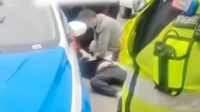 警消緊急為倒地駕駛搶救。(圖/翻攝新浪微博)