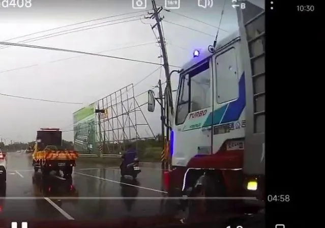 只是單純停等紅燈，男騎士萬萬沒想到，死神就在後方極速逼近。（圖／我是新營人）