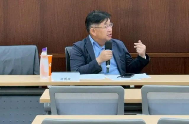 曾獲總統賴清德提名為中央選舉委員會副主委的東吳大學法律系教授胡博硯,29日晚間驚傳因腦血管瘤破裂,被緊急送往淡水馬偕醫院進行搶救。(圖/翻攝自臉書)