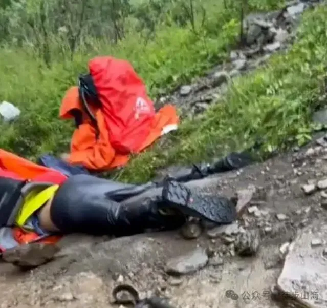 登山客遭雷擊倒地。（圖／翻攝微信公眾號「徒步山海」）