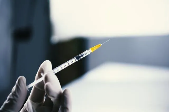 疾管署呼籲,接種肺炎鏈球菌疫苗可以有效降低感染後併發嚴重併發症風險,對中重症保護力高達75%。(示意圖/Pixabay)