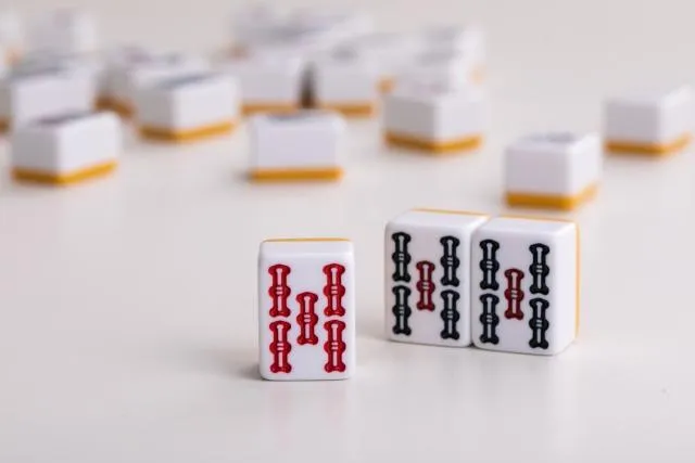 打牌或聚會時，勤洗手、準備酒精消毒噴霧，避免摸臉或揉眼。（示意圖／Pixabay）