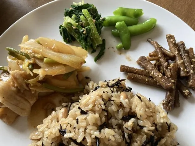 年節過後許多家庭冰箱仍存放大量剩菜,反覆加熱與長時間保存後,容易提高癌症風險。(示意圖/Pexels)