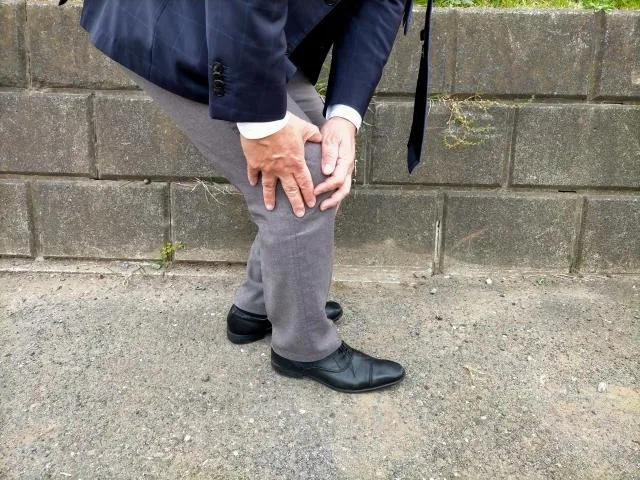 若出現關節莫名腫脹發炎，除了痛風或退化性關節炎，也要將感染因素列入考量。（圖／Photo AC）