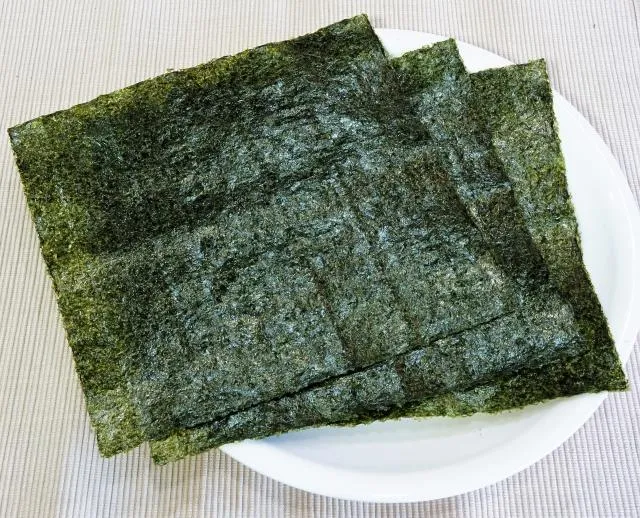即食海苔片雖富含碘與部分礦物質，但常會加入大量鹽、油和調味粉。（資料圖／翻攝畫面）
